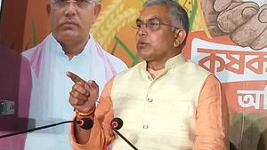 স্বাস্থ্যসাথী কার্ড করালেন বিজেপির রাজ্য সভাপতির পরিবার, দিলীপ কী করবেন, অনুব্রতর মন্তব্যে কীসের ইঙ্গিত