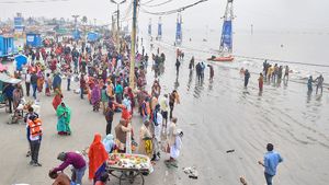 এক ডুবে চাই পুণ্যি, করোনাবিধি ভুলে কাতারে কাতারে ভিড় গঙ্গাসাগরে 