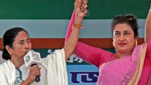 মমতাকে পাশে নিয়ে শতাব্দী ফুঁসে উঠলেন বিজেপির বিরুদ্ধে! পুরুলিয়ার সভায় দিলেন 'অভিমান' নিয়ে বার্তাও 