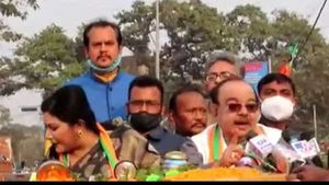 শোভন-বৈশাখীর রোড শো ঘিরে ব্যাপক উত্তেজনা, ঝাঁটা, জুতো হাতে এগিয়ে এলেন তৃণমূল কর্মীরা 