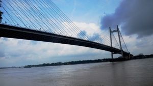 হুগলি সেতু থেকে গঙ্গায় ঝাঁপের ভিডিও সামনে আসতেই সর্তক প্রশাসন