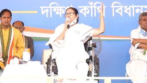 উত্তরপ্রদেশের পুলিশ এনে কি ভোট লুঠের চেষ্টা করা হচ্ছে! সভা থেকে আশঙ্কা প্রকাশ মমতার