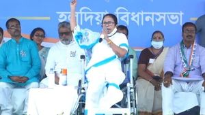 ‘আপদ বিদায় হয়েছে, বেঁচে গেছি’, হলদিয়ায় দাঁড়িয়ে শুভেন্দুকে আক্রমণ মমতার