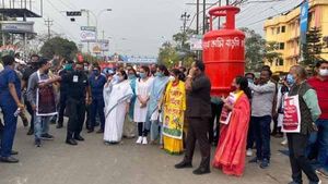 ব্রিগেডে মোদী, শিলিগুড়িতে কেন্দ্রের বিরুদ্ধে সুর চড়ালেন মমতা 