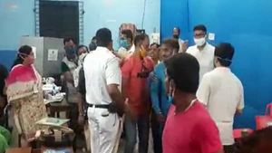 ভোট শুরু হতেই সন্ত্রাসের ছবি,কোথাও মুহুর্মুহু পড়ল বোমা, বুথের মধ্যেই সংঘর্ষে জড়াল তৃণমূল-বিজেপি  