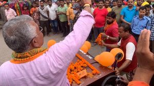 কেন্দ্রীয় বাহিনীর সীমনেই দিলীপের রোড শোয়ে ধুন্ধুমার, তৃণমূলের পার্টি অফিস ভাঙচুর, চরম উত্তেজনা এলাকায়