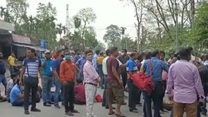 পর্যাপ্ত গাড়ির অভাব, উত্তাপ বাড়িয়ে পথ অবরোধে ভোটকর্মীরা 