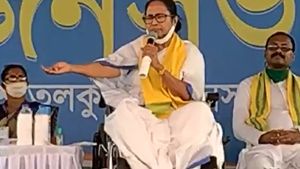 বারবার মাইক বিকলে থমকালো তৃণমূলের সভা, 'কিছু তো একটা আছে', ষড়যন্ত্রের আভাস মমতার গলায়