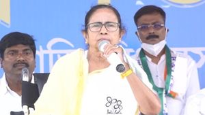 ভোট প্রচারের নামে বহিরাগতদের এনে বাংলায় করোনা ছড়াচ্ছে বিজেপি, উত্তরবঙ্গের সভা থেকে বিস্ফোরক অভিযােগ মমতার