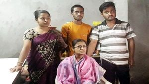 ভোট শুধু হিংসার নয়, চার বছর পর মাকে সন্তানদের কাছে ফিরিয়ে দেওয়ারও 