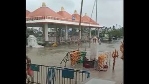 উথাল-পাথাল সাগর, ডুবল কপিল মুনির আশ্রম, ঘূর্ণিঝড় ইয়াসের তাণ্ডবে ভাসছে ফ্রেজারগঞ্জ, সন্দেশখালি