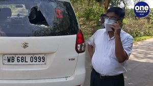 বিজেপি সাংসদের গাড়ি লক্ষ্য করে ছোঁড়া হল ইট, কোনও রকমে রক্ষা সুভাষ সরকারের 