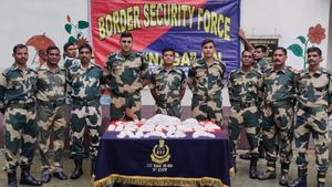 বাংলাদেশ সীমান্ত থেকে ১৪ লক্ষ টাকার রুপোর গয়না উদ্ধার
