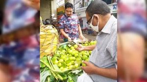 বাজারে পেয়ারা বিক্রেতা মুর্শিদাবাদের এএসপি,  সোশ্যাল মিডিয়ায় ছবি ভাইরালে জানালেন কারণ  