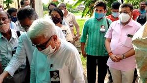 বিমান বসুর সঙ্গে একমঞ্চে দিব্যেন্দু,  প্রয়াত বাম নেতার প্রশংসায় তমলুকের সাংসদ 