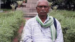 একসময় পাউরুটির জন্য হাহাকার করে এখন মাংস-মদের জোগানদার!  সোশ্যাল মিডিয়ায় বিস্ফোরক তৃণমূল বিধায়ক মনোরঞ্জন