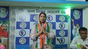 সরকারি প্যাডে দিলীপ ঘোষের ছেলের জন্য চাকরির সুপারিশ তৃণমূলের মন্ত্রীর! বদনামের চেষ্টা, দাবি সাবিনা ইয়াসমিনের 