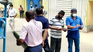 শুভেন্দুর বাড়ি  কাঁথির 'শান্তিকুঞ্জে'র দরজায় ফের সিআইডি! হল ভিডিওগ্রাফি, প্রতিক্রিয়া জানালেন ভাই দিব্যেন্দু 