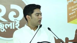 অভিষেক উন্নয়নকে বাজি ধরলেন বিজেপির এজেন্সির মোকাবিলায়! পেশ ৮ বছরের রিপোর্ট কার্ড
