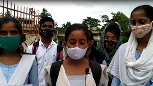 নম্বরে খুশি নয়, রাস্তা অবরোধ ও হাতে প্লাকার্ড নিয়ে অবস্থান বিক্ষোভ স্কুল ছাত্র-ছাত্রীদের