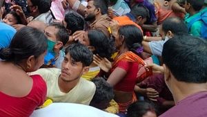 লক্ষ্মীর ভান্ডার ফর্ম দেওয়াকে কেন্দ্র করে হুলস্থুল কাণ্ড, পদপৃষ্ট হয়ে গুরুতর আহত ১০ 