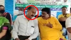 দলের কর্মী খুনে অভিযুক্ত বসে খোদ তৃণমূলের বিধায়কের সঙ্গে! কিন্তু খোঁজ পেতে কালঘাম ছুটছে পুলিশের