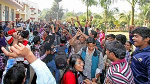 ছাত্রছাত্রীদের বিক্ষোভ-ঘেরাও, হামাগুড়ি দিয়ে বাইরে এলেন বিশ্বভারতীর রেজিস্টার 