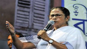 মমতার নিশানায় ১০০ কোটি টিকাকরণ থেকে ত্রিপুরা! শিলিগুড়ির বিজয়া সম্মিলনীর অনুষ্ঠান থেকে বিজেপিকে কড়া আক্রমণ