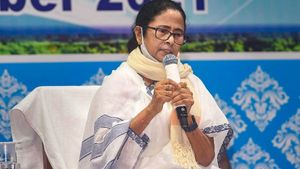 ঝগড়া না করে একসঙ্গে চলার বার্তা, বহিরাগত ইস্যুতে বিজেপিকে তোপ! ছট পুজোর পরেই দার্জিলিংয়ে মমতা