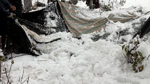 ভয়ঙ্কর তুষারপাতে সিকিমের ছাঙ্গুতে আটকে প্রায় ৩০০ পর্যটক! গভীর রাত পর্যন্ত উদ্ধারে ভারতীয় সেনা 