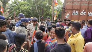 অধিকারী গড়ে খোদ বিজেপি বিধায়কের ভাইকে অপহরণের অভিযোগ! বিজেপি-তৃণমূল সংঘর্ষে রণক্ষেত্র খেজুরি