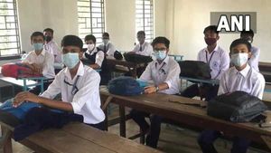 দুই শিক্ষক করোনা আক্রান্ত হওয়ার পরেই সংস্পর্শে আসা  ৩০ জনের স্বাস্থ্য পরীক্ষা, উদ্বেগ পূর্ব বর্ধমানের স্কুলে 
