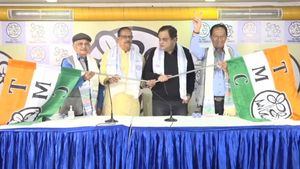 পাহাড় রাজনীতিতে বিরাট পরিবর্তন, মোর্চাত্যাগী বিনয় তামাংয়ের যোগদান তৃণমূলে