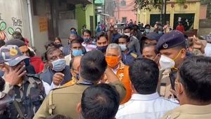 আসানসোলে দিলীপ ঘোষের প্রচারে ধুন্ধুমার পরিস্থিতি! পুলিশি বাধায় অবস্থান বিক্ষোভ বিজেপির নেতার 