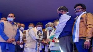 তৃণমূল বিধায়ক সস্ত্রীক ঘনিষ্ঠদের নিয়ে পরিবারতন্ত্র চালাবেন বর্ধমান পুরসভায়? খোকনদের পছন্দে শোরগোল!