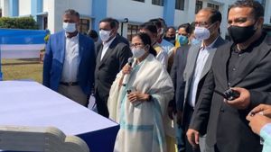 আদিবাসী পরিষদের বৈঠকে মমতার পাশেই বিজেপি সাংসদ-বিধায়করা! জোর জল্পনা 