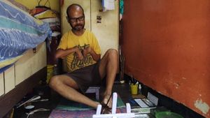 পা-ই প্রতিবাদের হাতিয়ার, ছবি এঁকে অভিনব প্রতিবাদ শিল্পীর 