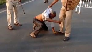 আনিসের খুনিদের গ্রেফতারের দাবিতে বাম ছাত্র-যুবদের আন্দোলন! বৃদ্ধকে পুলিশের মার নিয়ে 'মুসলিম' কটাক্ষ শুভেন্দুর
