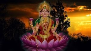 মা-বাবার প্রতি যত্নশীল হোক সন্তান, লক্ষ্মীপুজোর মণ্ডপে মানবিক বার্তা 