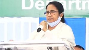 দিল্লির লাড্ডু আর খাবেন না, ১০ বছর অশান্তি নয় শুধু চাই কাজ! পাহাড়ে কথা আদায় মমতার