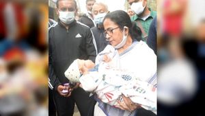 পাহাড়ে পা দিয়েই জনসংযোগে মাত দিলেন মমতা, ‘অবনী’কে তুলে নিলেন কোলে