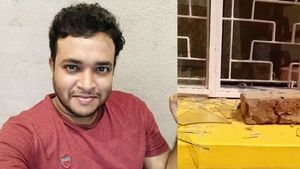 বিনা চিকিৎসায় যুবকের মৃত্যু! রণক্ষেত্র নিমতা, দেহ রাস্তায় রেখেই বিক্ষোভ 