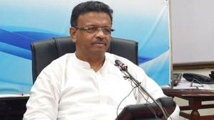 ফের ভোট বঙ্গে! রাজ্যপালকে নিশানায় হাওড়া পুরসভার ভোট নিয়ে ইঙ্গিত ফিরহাদের