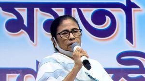 এজেন্সিকে দিয়ে তুঘলকি কাণ্ড বিজেপির! আগে তো চিরকূট দিয়ে চাকরি হত, ঝাড়গ্রাম থেকে  সিপিএমকে নিশানা মমতার 