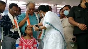 অজ্ঞান কিশোরী, মানবিক মমতা বক্তৃতা থামিয়ে জলের বোতল নিয়ে এগিয়ে এলেন শুশ্রুষায়