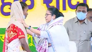 'এক লাখ টাকা করে দেবে সরকার', উত্তরে দাঁড়িয়ে বিজেপিকে তোপ দেগে বড় ঘোষণা মমতার 