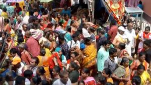 পানিহাটিতে দই-চিড়ে উৎসবে চরম বিশৃঙ্খলা! ভিড়ে মৃত তিন, অসুস্থ ৫০ 