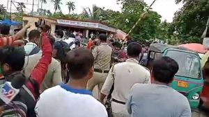 অগ্নিপথ বিক্ষোভের আগুন ছড়াল বঙ্গেও, ব্যারাকপুরে রেল অবরোধে ব্যাহত পরিষেবা