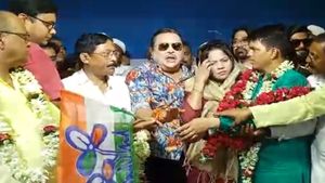 সিপিআইএম-এ বড় ধাক্কা!  কামারহাটির একমাত্র কাউন্সিলরের যোগদান তৃণমূলে, 'শূন্য'-এ হুঁশিয়ারি মদনের  