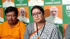 বাংলায় দাঁড়িয়ে কেন্দ্রীয় প্রকল্প নিয়ে বিস্ফোরক স্মৃতি! দিলেন অভিষেককে জবাবও 